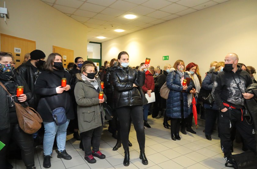 Pracownicy socjalni podczas protestu w siedzibie MOPS w Łodzi