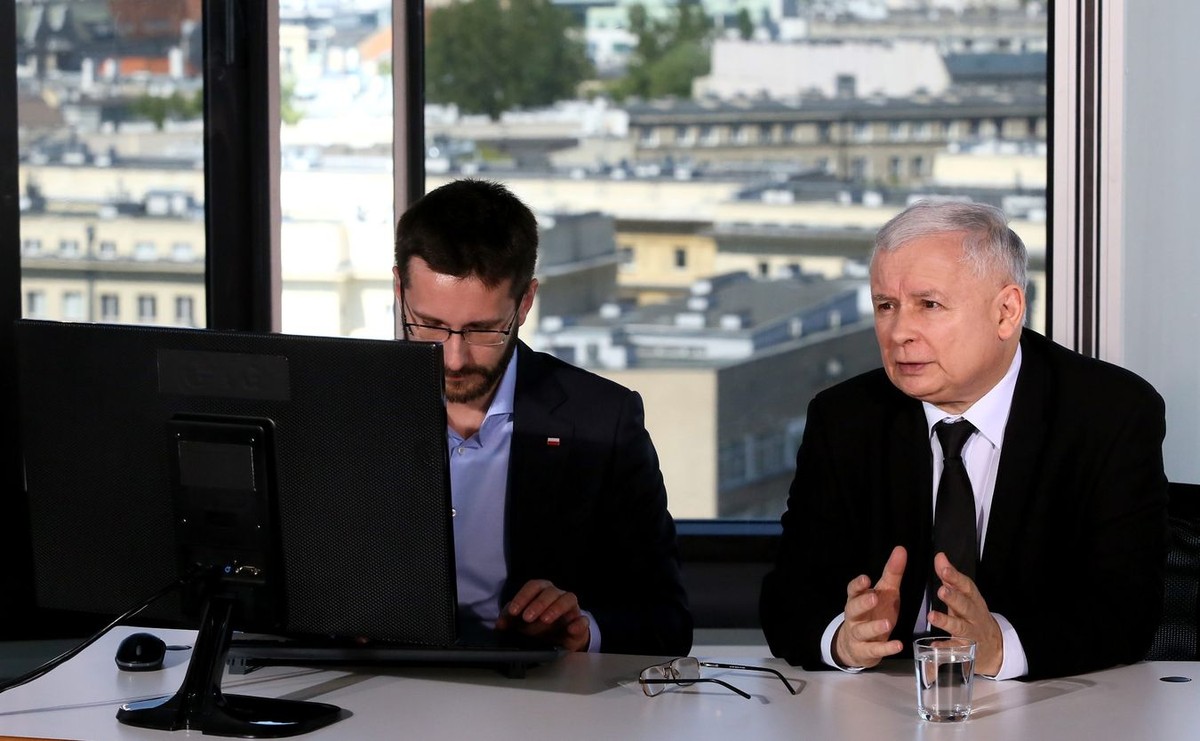 Prezes PiS Jarosław Kaczyński podczas internetowego czatu z użytkownikami Facebooka 