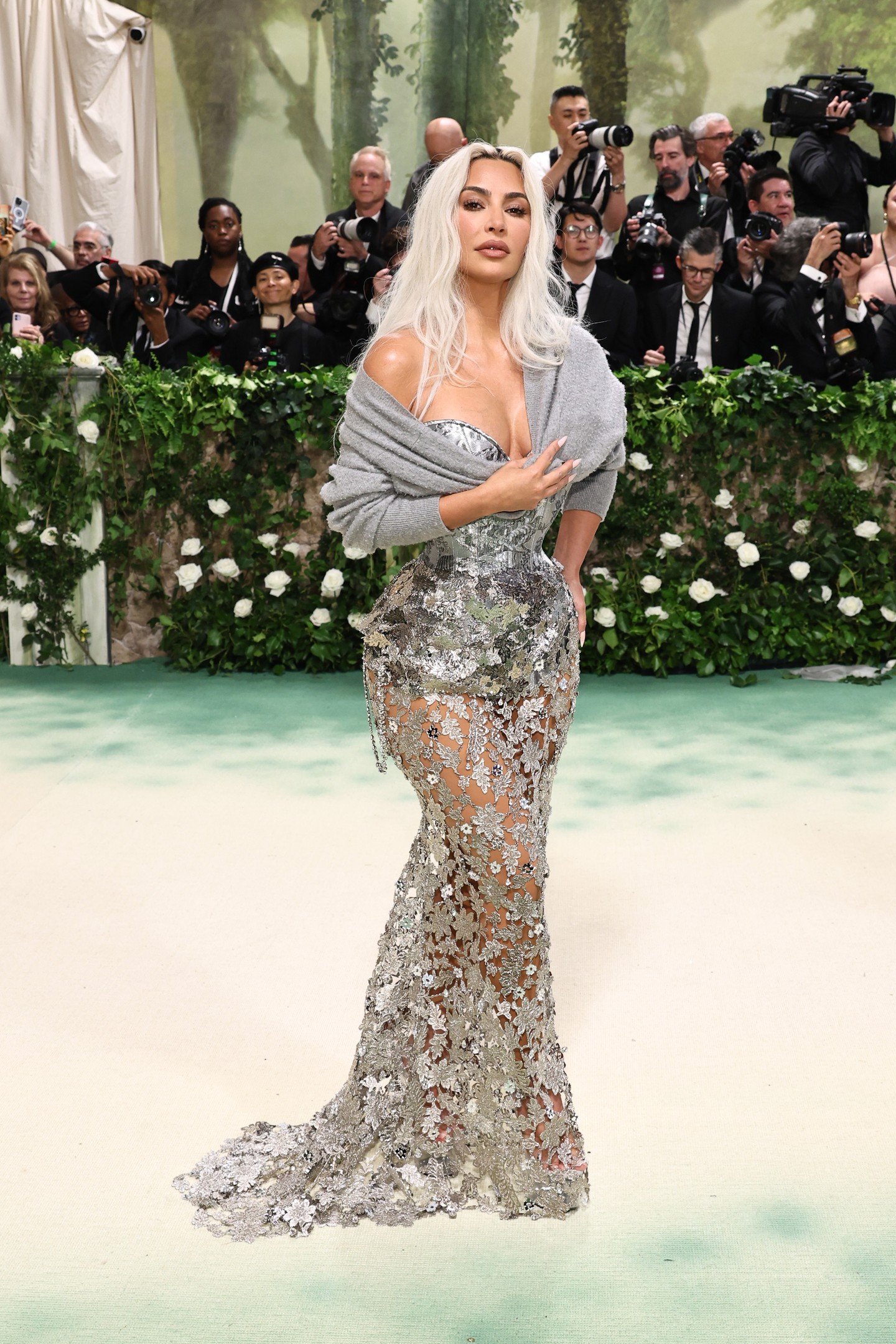 Kim Kardashian idén sem hagyta ki a Met-gálát, és most egy Maison Margiela pucérruhára esett a választása.