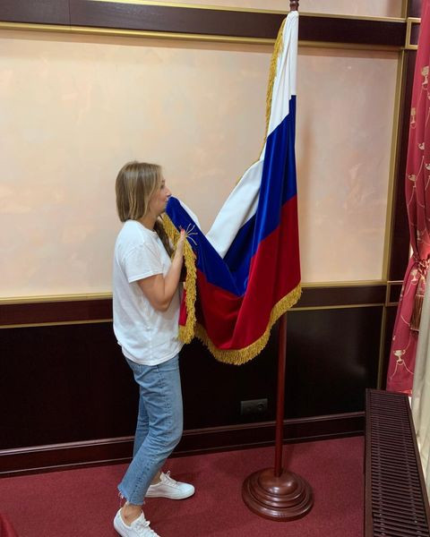 Aizel całująca rosyjską flagę