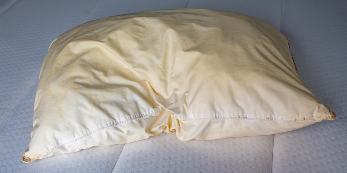 Pożółkła poduszka może szkodzić zdrowiu. Trzeba ją prać i wymieniać.
