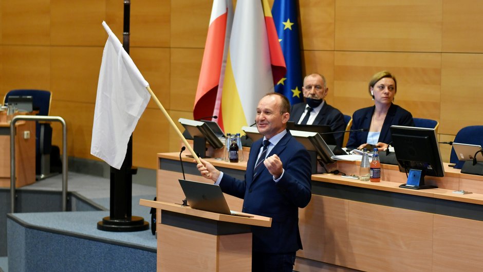 Marek Sowa pozostawił marszałkowi Kozłowskiemu białą flagę, jako symbol tego, co dzieje się z Małopolską pod jego rządami