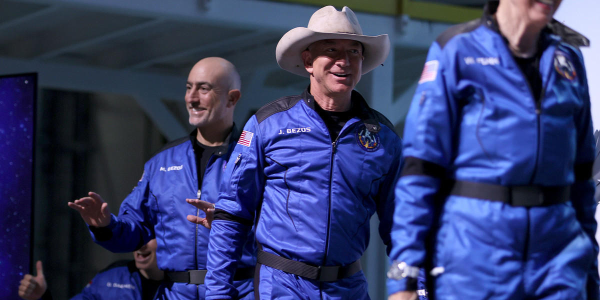 We wtorek Jeff Bezos poleciał na kilka minut w kosmos. Skutki takiej wyprawy są jednak bardzo poważne dla środowiska  naturalnego.