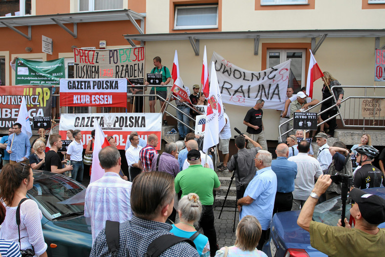 Protest pod aresztem przy ul. Świebodzkiej we Wroclawiu przeciwko zamknieciu publicysty Grzegorza Brauna 