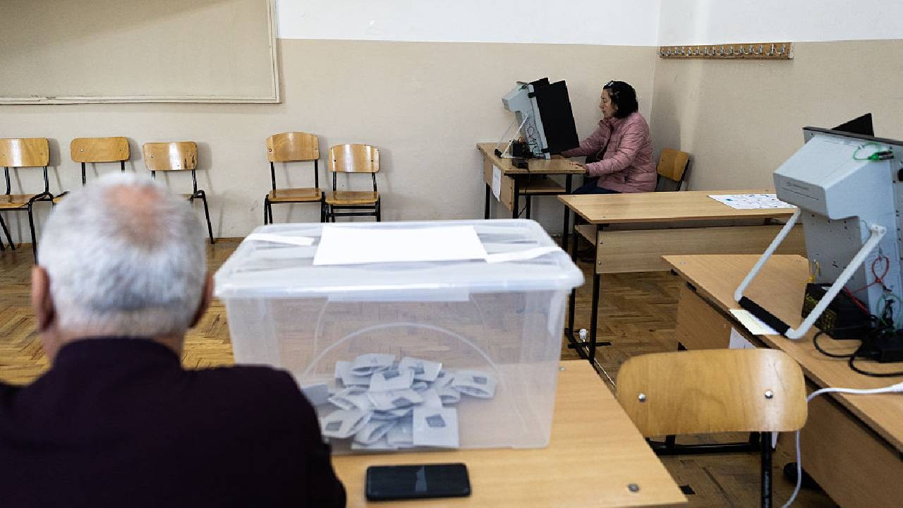 Demis pe loc, după ce a venit băut la urne: președintele unei secții de votare din Bulgaria, complet dezinteresat de alegeri