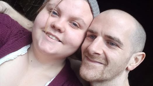 Angel Talbert a James Smith potierali dieťaťu ďasná liehom.