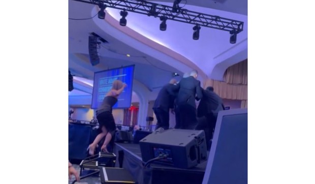 Robert Kenedi beži tokom pucnjave na večeri u Vašingtonu