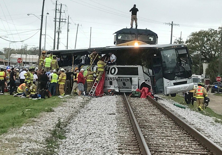 Pociąg staranował autobus