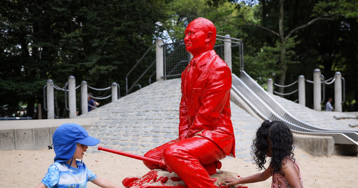 A sculpture of Vladimir Putin riding a miniature tank popped up in New ...
