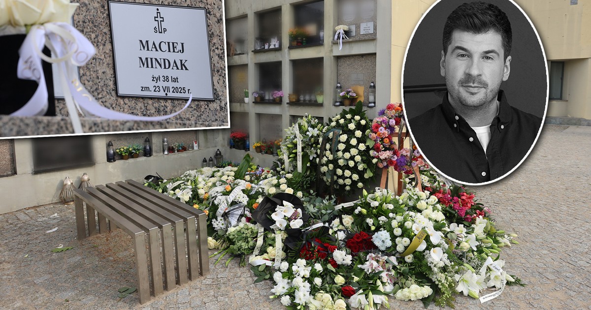 Grób Macieja Mindaka tonie w kwiatach. Wzruszające pożegnanie gwiazdy TV