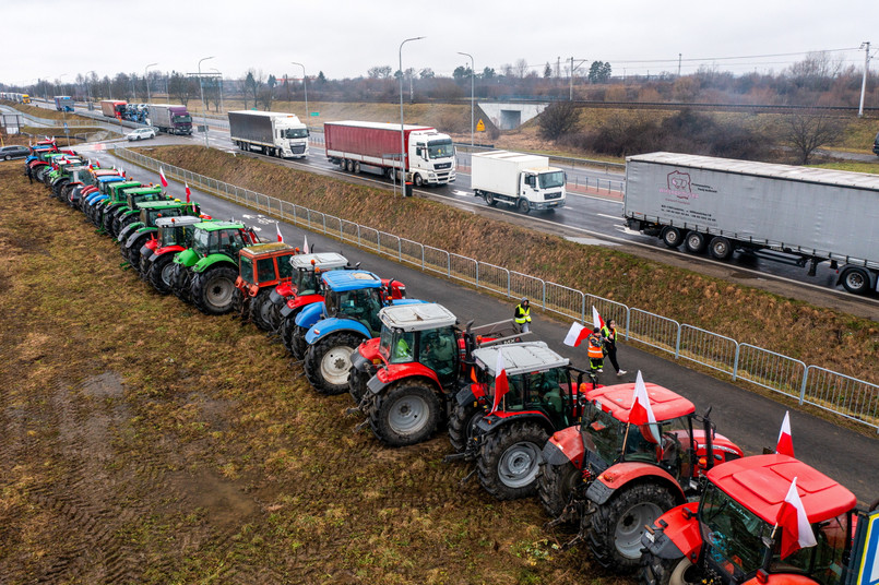 Medyka, 09.02.2024. Protest rolników na drodze krajowej nr 28 przed polsko-ukraińskim przejściem granicznym w Medyce