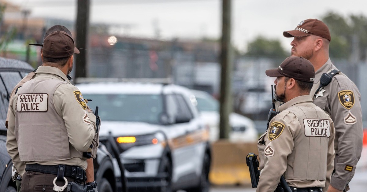 AI uznało paczkę chipsów za pistolet. Uzbrojeni policjanci skuli 16-latka przed szkołą [WIDEO]