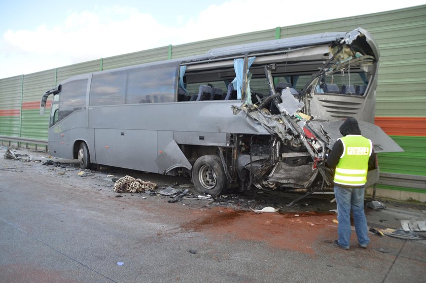 Cysterna uderzyła w autobus z żołnierzami. 6 osób rannych