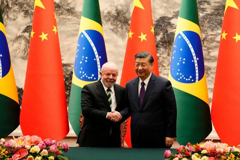 Prezydent Chin Xi Jinping i prezydent Brazylii Luiz Inacio Lula da Silva po ceremonii podpisania umowy w Wielkiej Hali Ludowej w Pekinie, 14 kwietnia 2023 r.