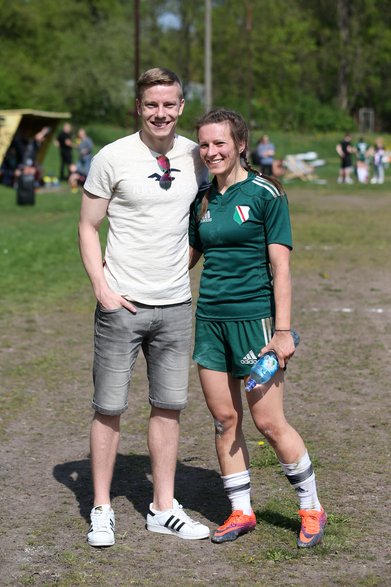 Michał Kopczyński i jego żona Marta podczas meczu rugby (2018 r.)