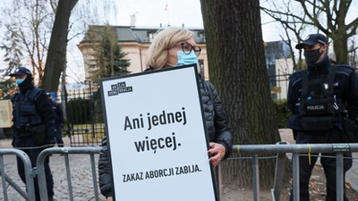 Protest pod hasłem Ani jednej więcej przed Trybunałem Konstytucyjnym w Warszawie. Protest przeciwników ograniczania dostępu do aborcji zorganizowany został po śmierci 30-letniej ciężarnej kobiety z Pszczyny.