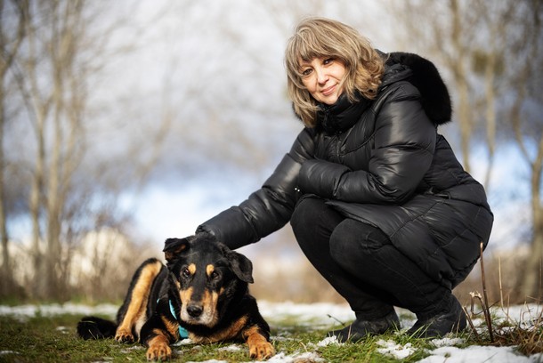 Czosnek odwdzięcza się po swojemu: spojrzeniem, przyzwoleniem na głaskanie. Daje mi radość z tego, że jest. Jeszcze jest – Barbara Szelągowska