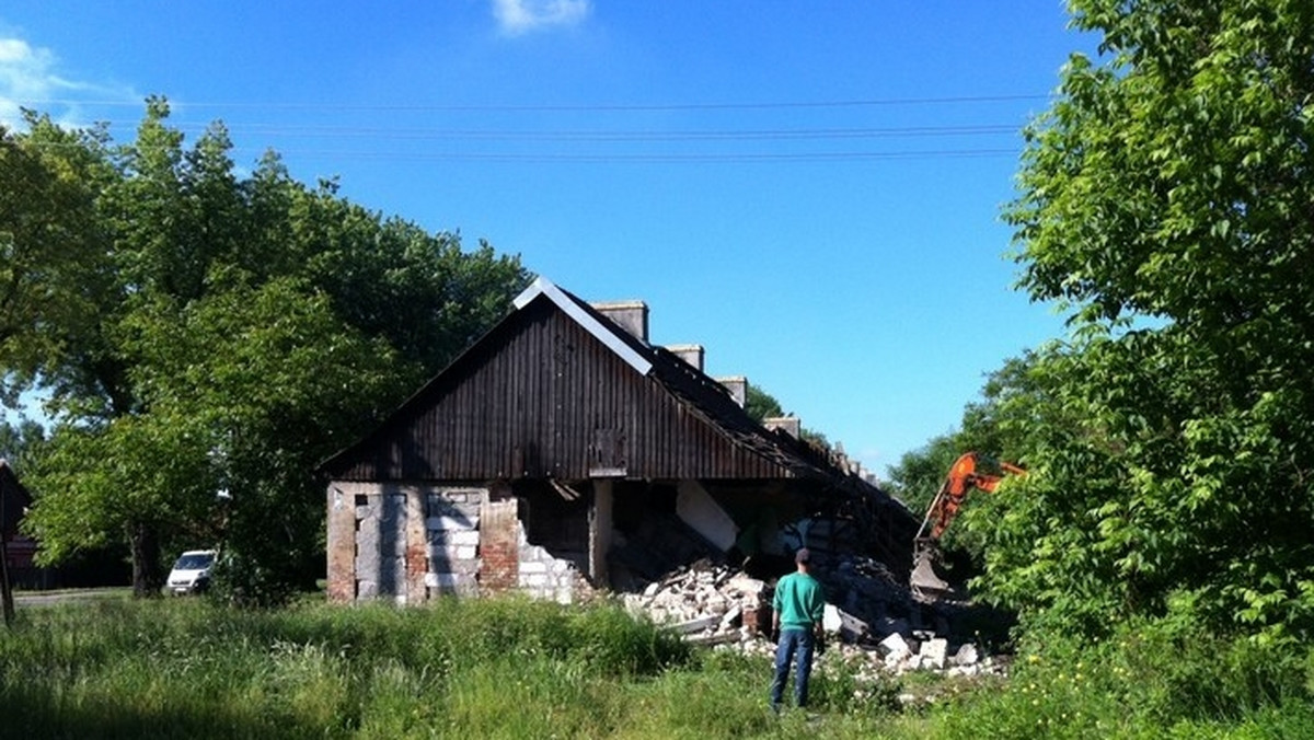 Zarząd Komunalnych Zasobów Lokalowych rozpoczął rozbiórkę baraków przy ulicy Opolskiej. Do wyburzenia poszły te najbardziej zniszczone, w których już nikt nie  mieszkał.