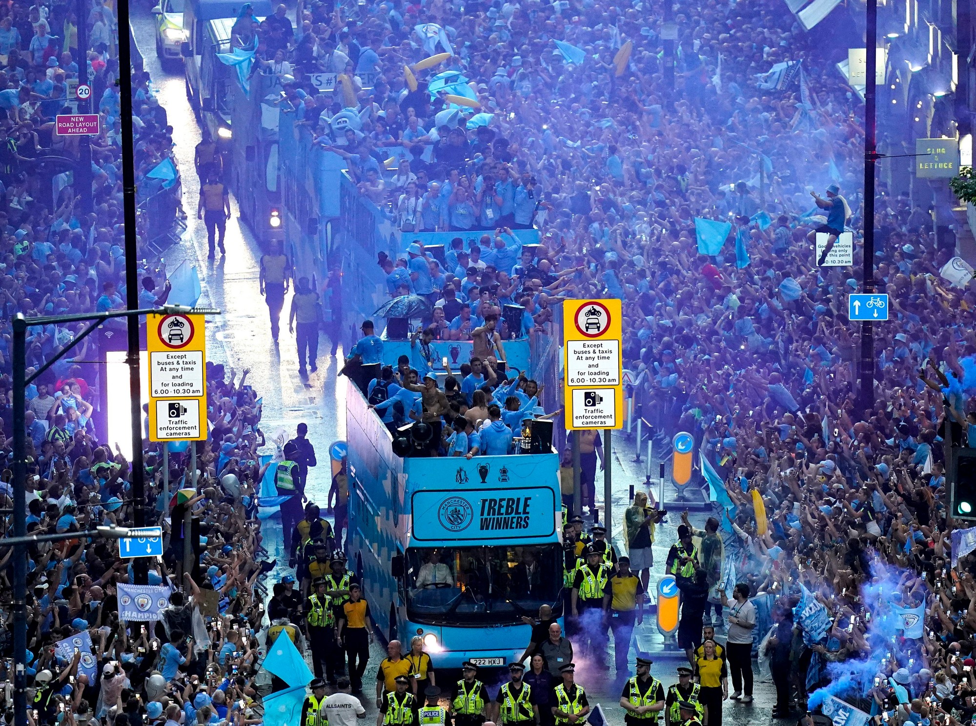 Hráči City oslávili treble s fanúšikmi v uliciach Manchestru.