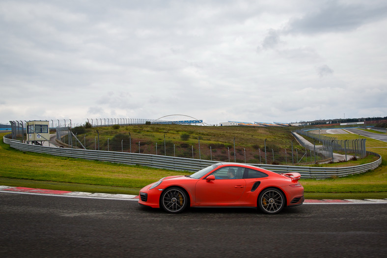 Porsche Carrera S i Turbo S na torze Istanbul Park