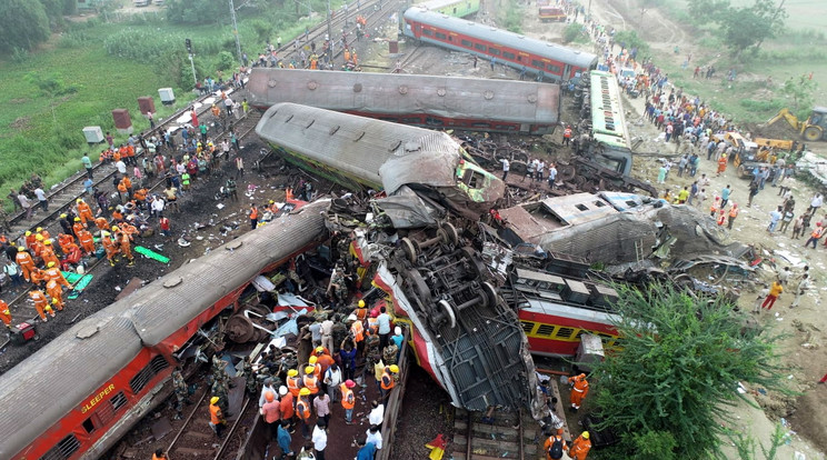 Három vonat ütközött az indiai Odisha Balasore-ban / Fotó: MTI/EPA/Piyal Adhkary