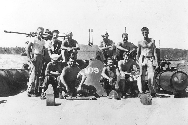 Kennedy z innymi członkami załogi na pokładzie PT-109