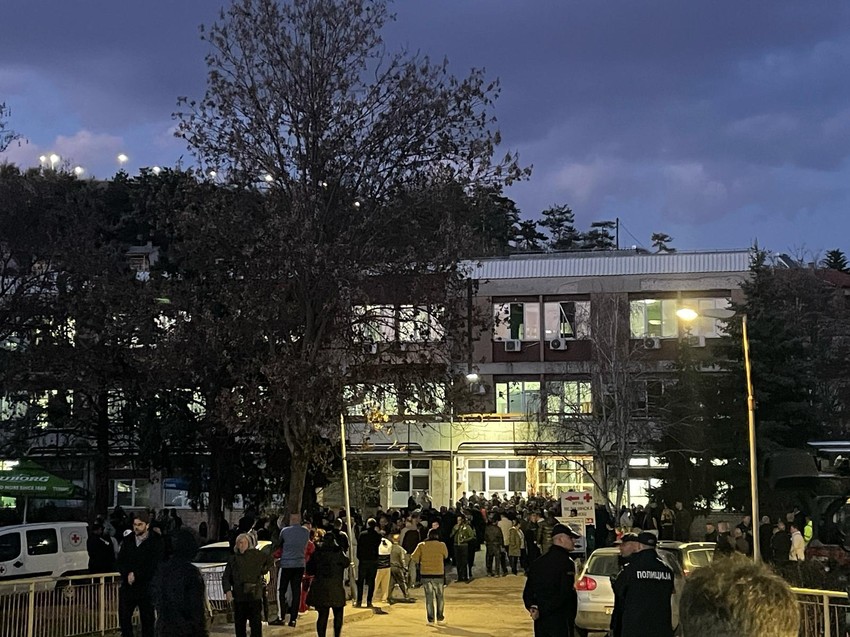 "Blic" ispred bolnice u Kočanima