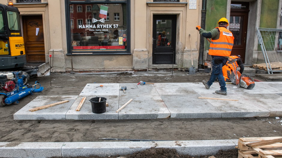 Na Starym Rynku pojawiają się płyty chodnikowe.