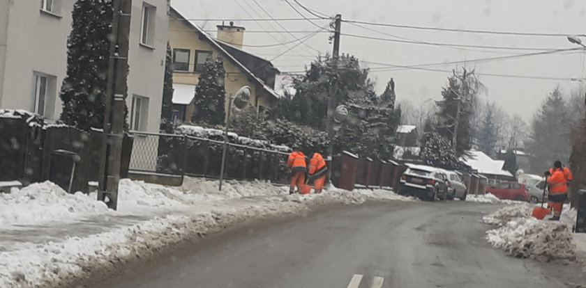 Tak służby miejskie odśnieżają  pod domem prezydenta Katowic