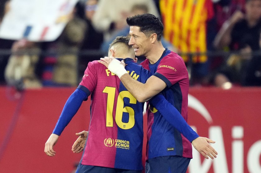 Fermin Lopez i Robert Lewandowski (fot. Jose Breton/Associated Press/East News)