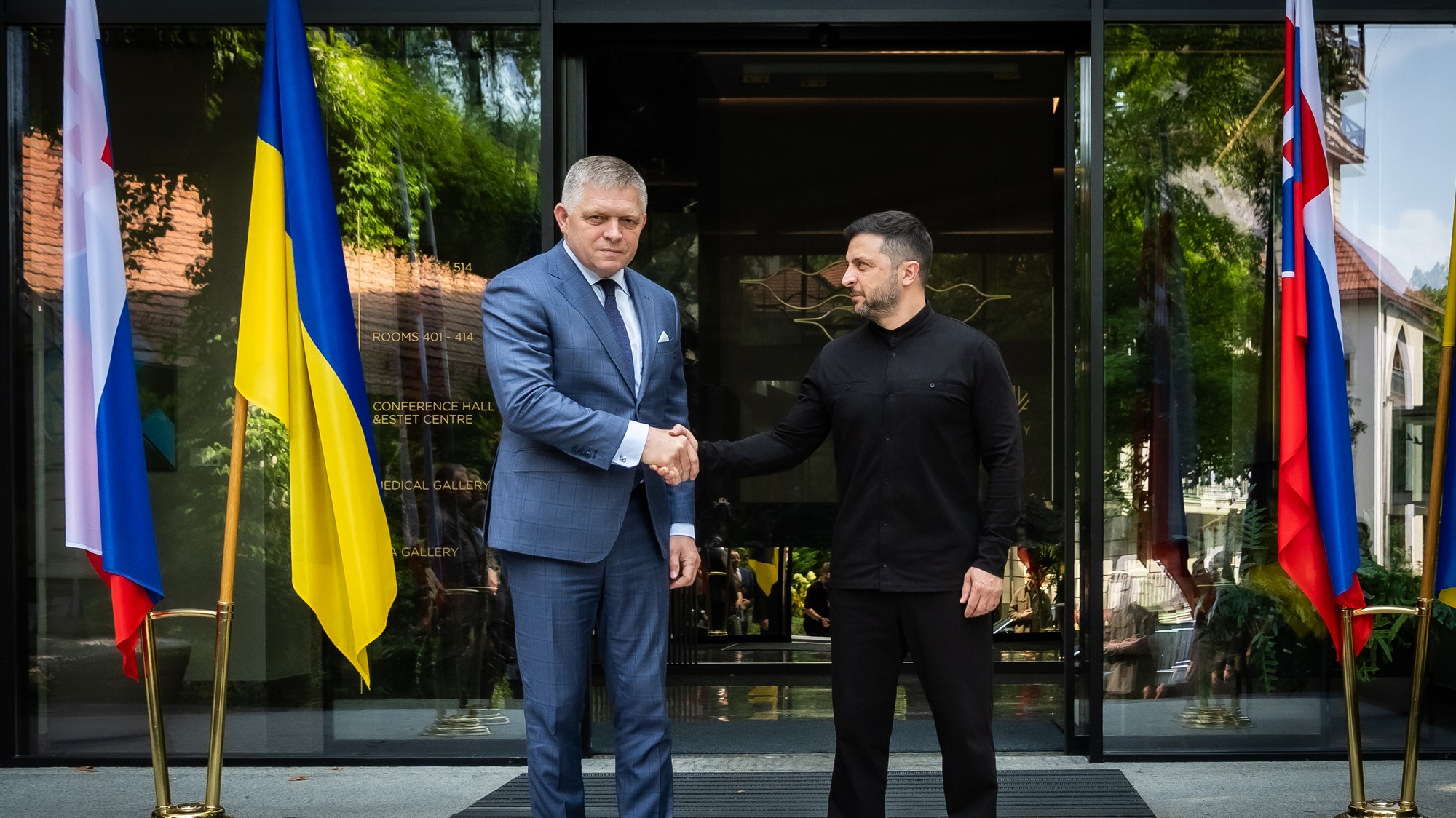 Ukrajinský prezident Volodymyr Zelenskyj a slovenský premiér Robert Fico.