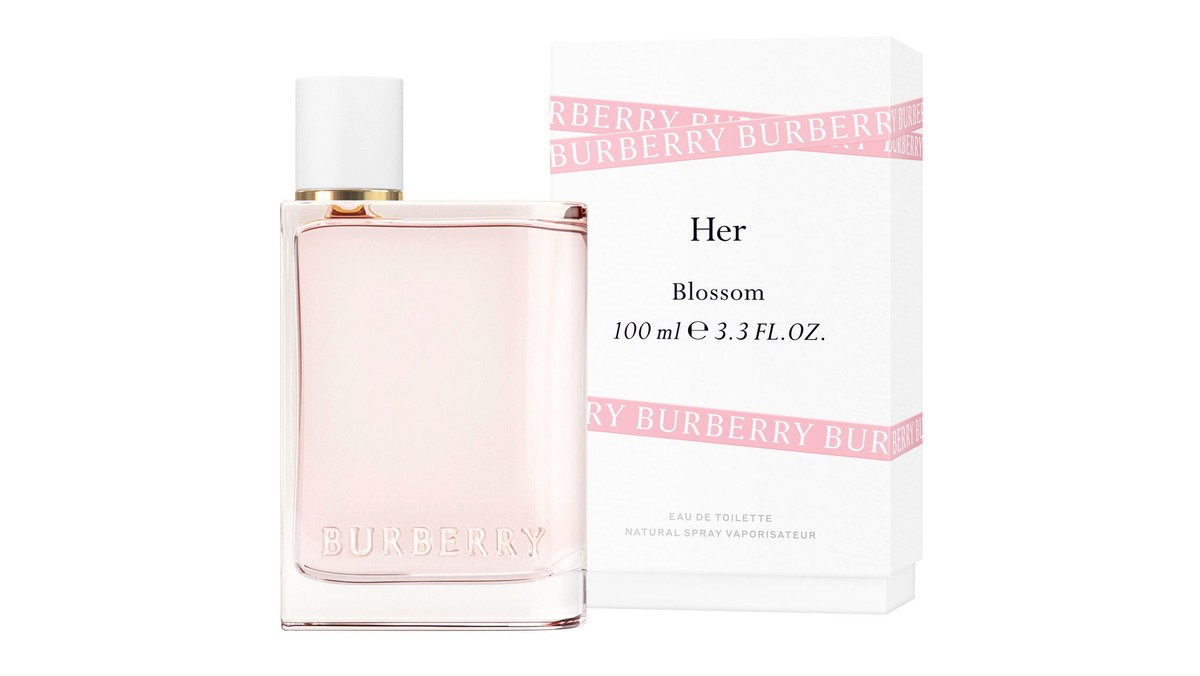 Burberry prezentuje Her Blossom – apetyczną kompozycję oryginalnej Wody Perfumowanej otuloną promiennymi nutami kwiatów śliwy. Lekka i delikatna interpretacja, łączy w sobie kwitnące kwiaty i zroszone płatki, aby odzwierciedlać atmosferę wiosny w Londynie.