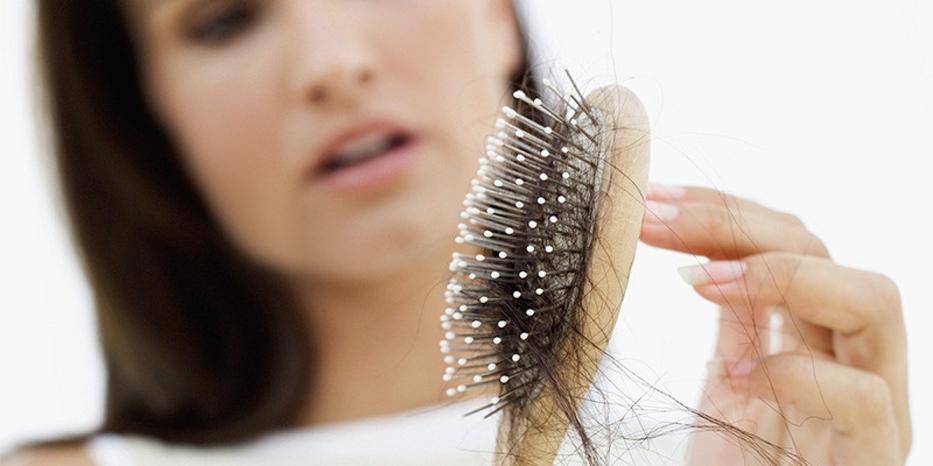 Figyelj a jelekre! A kóros hajhullás hátterében komolyabb egészségügyi probléma is állhat