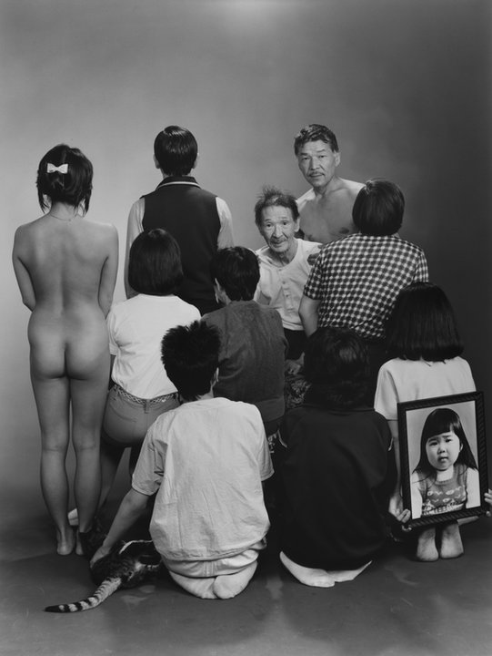 Masahisa Fukase - "Upper row, from left to right: A, a model;Toshiteru, Sukezo, Masahisa. Middle row, fromleft to right: Akiko, Mitsue, Hisashi Daikoji. Bottom row, from left to right: Gaku, Kyoko, Kanako, and a memorial portrait of Miyako (1985) z serii "Family" (1971-90)
