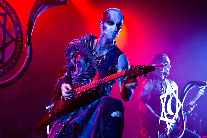 Adam Nergal Darski na scenie, koncert Behemoth