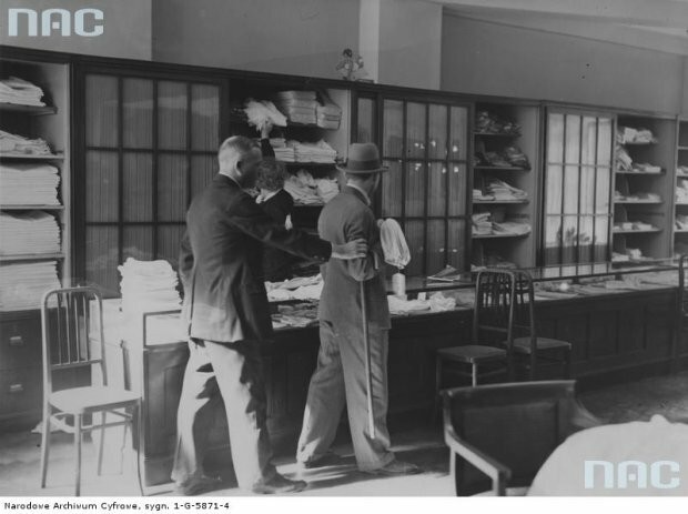 Kupno w sklepie stacjonarnym to okazja do doradztwa subiekta, który dbał o potrzeby klientów.