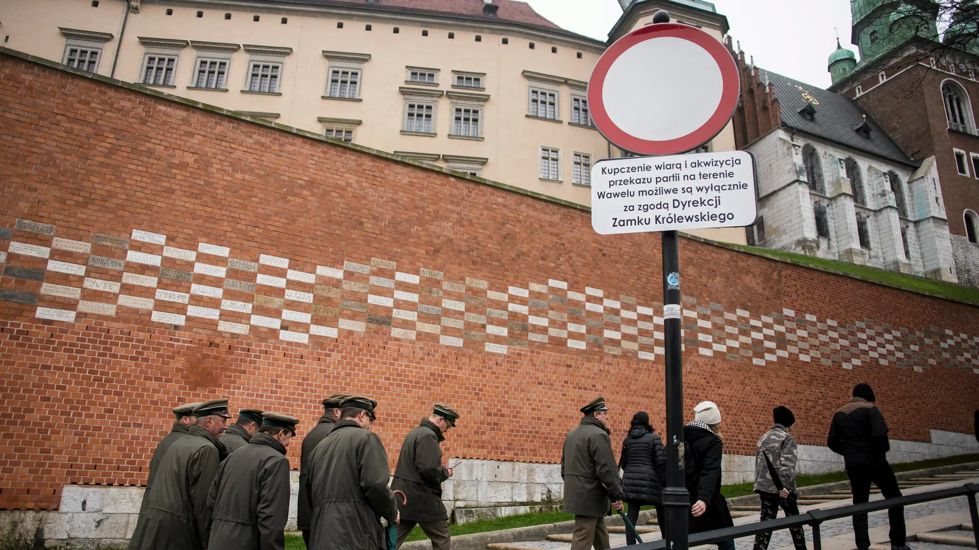 Kolejny level żartów z PiS-u. Nowy "znak drogowy" od kilku dni pod Wawelem