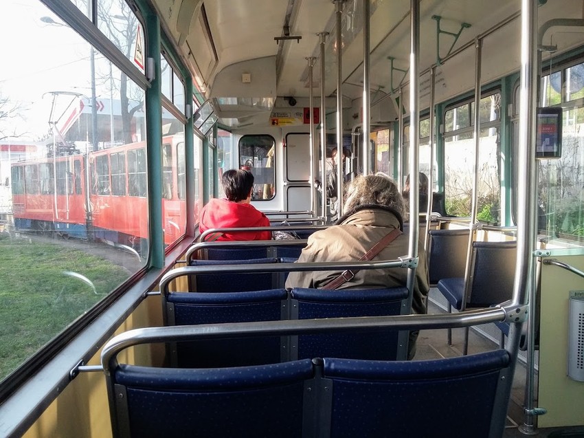 "Dvojka" blokirala "jedanaesticu", putnici čekaju