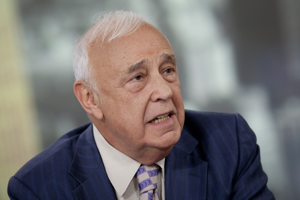 Robert Skidelsky brytyjski historyk myśli ekonomicznej z Uniwersytetu w Warwick. Twórca trzytomowej (i uważanej za najważniejszą) biografii Johna Maynarda Keynesa. Spory rozgłos zyskała też jego wydana w 2009 r. książka „Keynes. Powrót mistrza” (wydanie polskie z 2012 r.). Prócz kariery naukowej Skidelsky ma za sobą również spektakularną ścieżkę polityczną. Zaczynał w Partii Pracy, lecz opuścił ją, by założyć na wyspach Partię Socjaldemokratyczną (SDP). Gdy po dekadzie istnienia ugrupowanie zostało rozwiązane, Skidelsky przystał do Partii Konserwatywnej. W końcu opuścił i ten obóz polityczny. Dziś zasiada w brytyjskiej Izbie Lordów