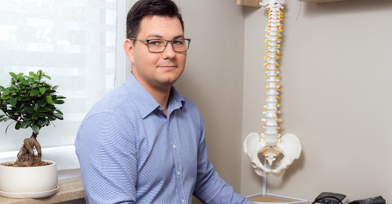 Tomasz Jurkiewicz – Osteopata z wieloletnim doświadczeniem w pracy z bólami kręgosłupa