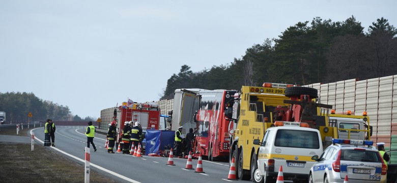 Tragiczny wypadek na autostradzie A2. Autokar wbił się w ciężarówkę z Litwy. ZDJĘCIA