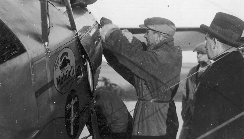 Pilot E. Kowalczyk przy samolocie PZL. 5.