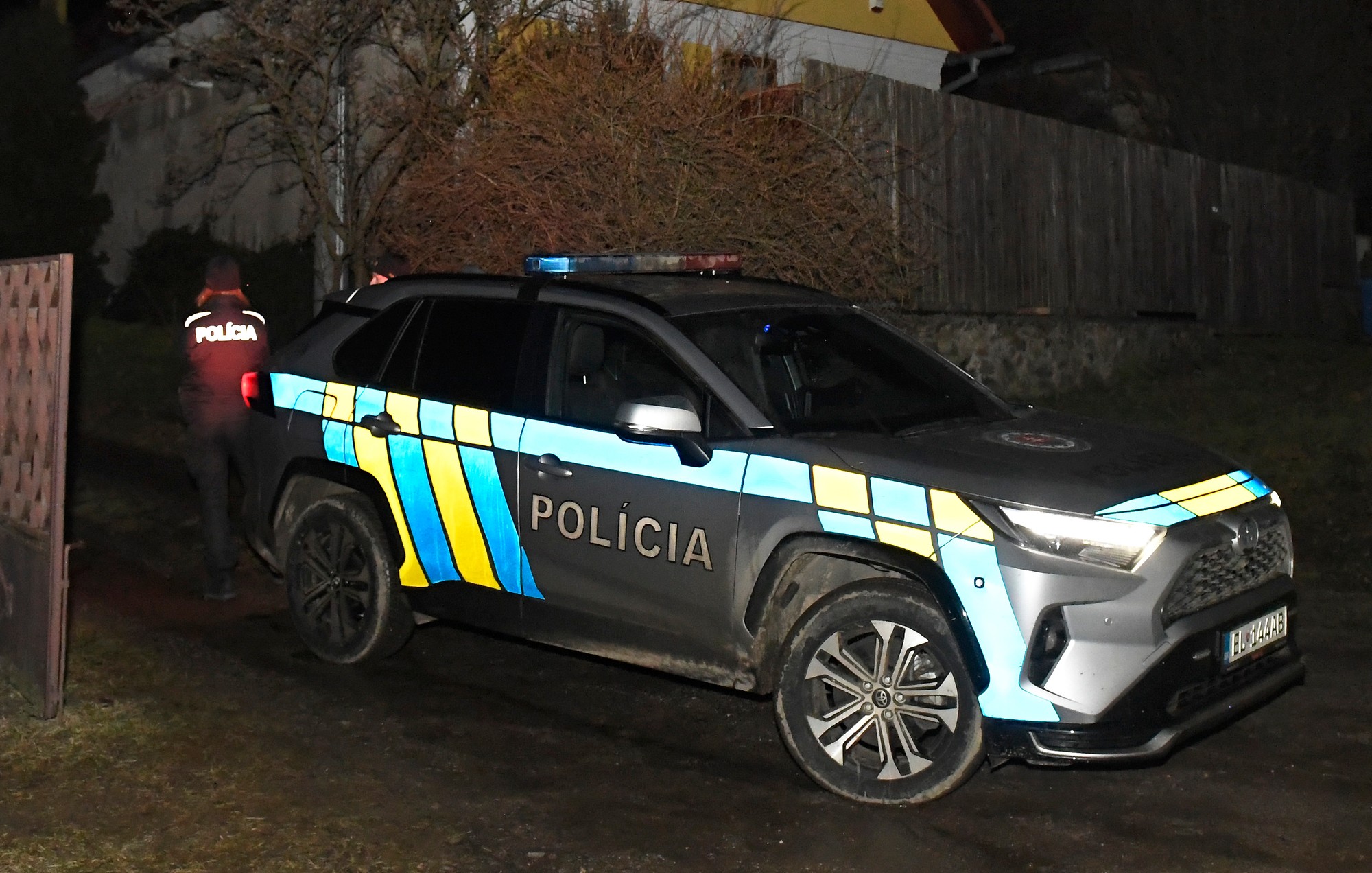 Telá dvoch osôb bez známok života boli nájdené v jednom z rodinných domov v obci Ruskov v okrese Košice-okolie.