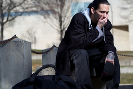 Slavni pevač kog Srpkinje obožavaju IMA MILIONE, A NJEGOV SIN GLADUJE i živi kao BESKUĆNIK: Nikad nije hteo da ga upozna, bile su mu VAŽNIJE AFERE od sopstvenog deteta