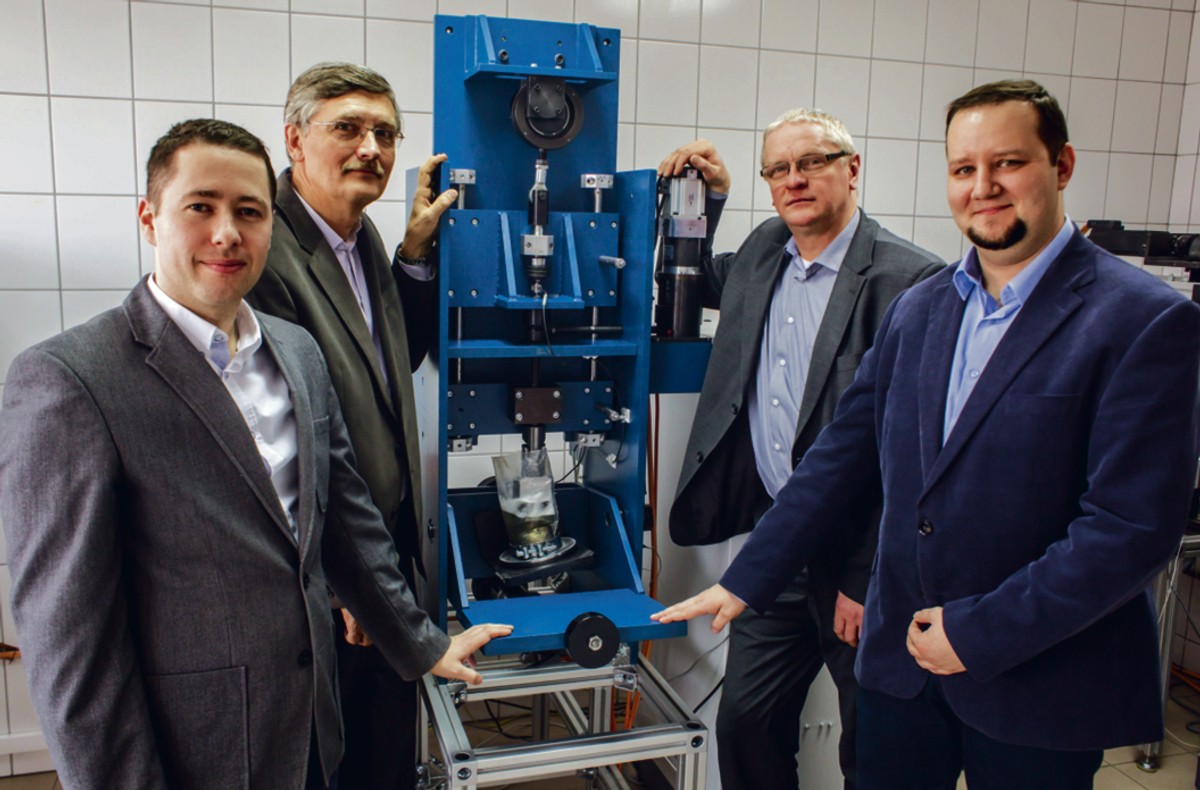Naukowcy z Instytutu Obróbki Plastycznej w Poznaniu: dr inż. Adrian Mróz, dr Janusz Magda, mgr inż. Tomasz Wiśniewski i mgr inż. Mariusz Janczak Fot. Bartosz Jankowski