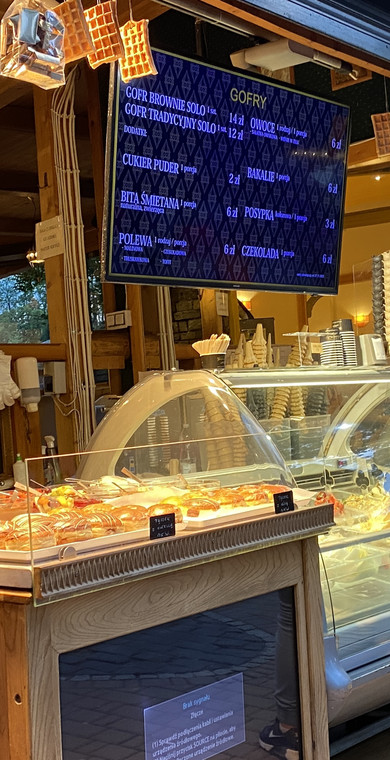 Ceny deseru w jednym z zakopiańskich lokali w centrum miasta. Gofr "na wypasie" to koszt co najmniej 30 zł