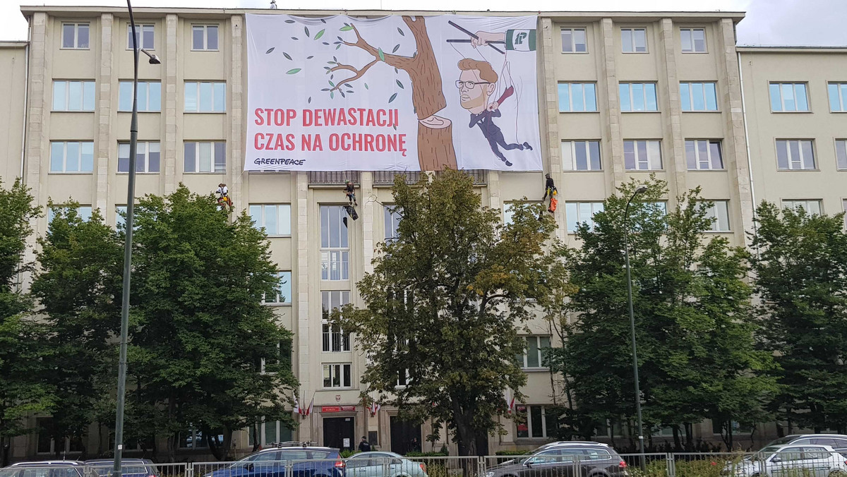 Warszawa: protest Greenpeace na dachu Ministerstwa Środowiska