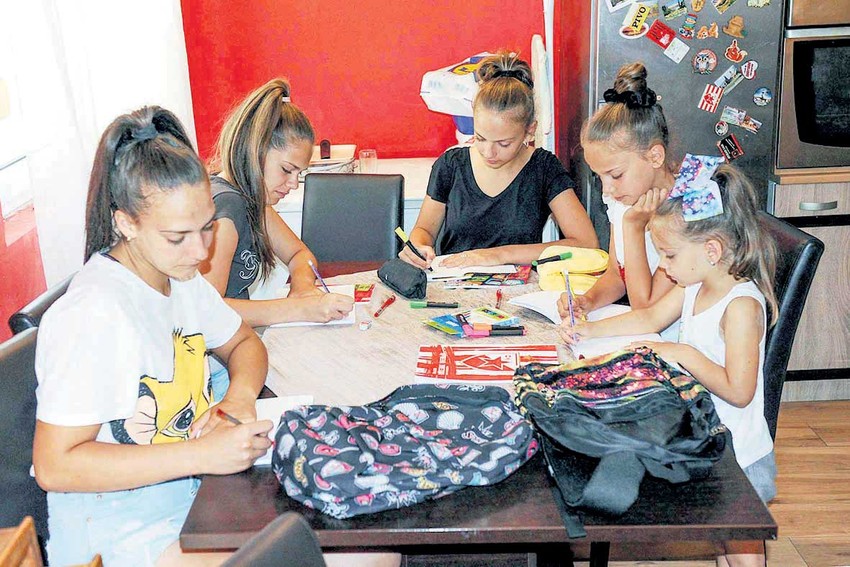 Vredne devojke već su sve spremile za polazak u školu