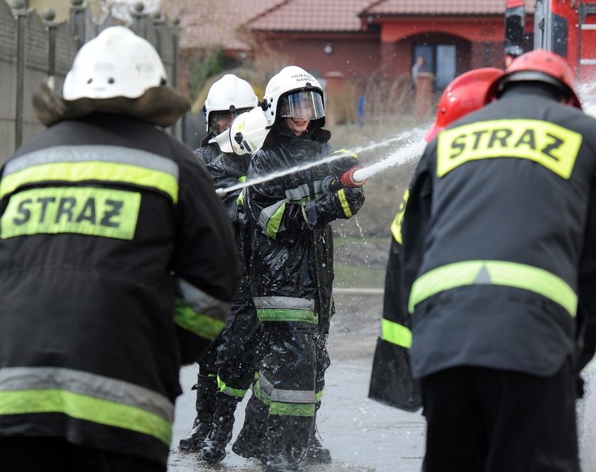 Strażaczki oblewają strażaków w lany Poniedziałek