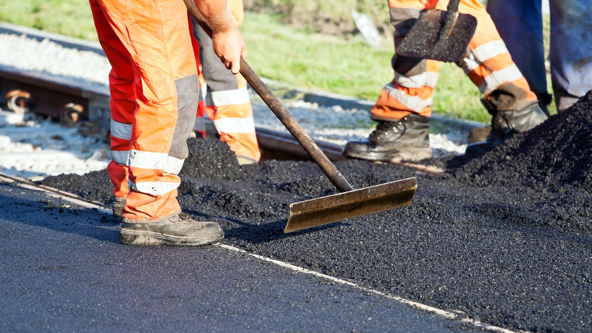 Świętokrzyskie samorządy otrzymały kolejne promesy na usuwanie skutków klęsk żywiołowych. Tym razem rządowe wsparcie trafiło do 40 gmin i powiatów. Dzięki ponad 17 mln zł dotacji z Ministerstwa Spraw Wewnętrznych i Administracji uda się odbudować około 64 km dróg.